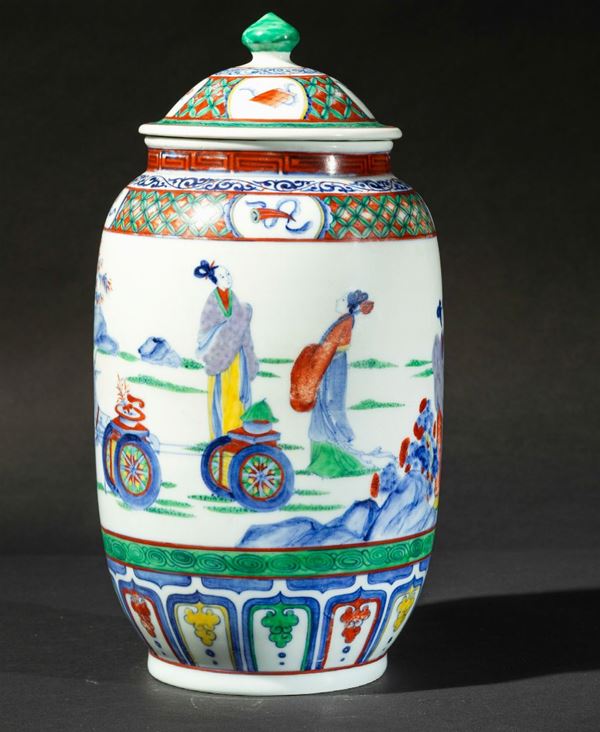 Potiche con coperchio in porcellana a smalti policromi con scene di vita comune e decori naturalistici, Cina, XX secolo