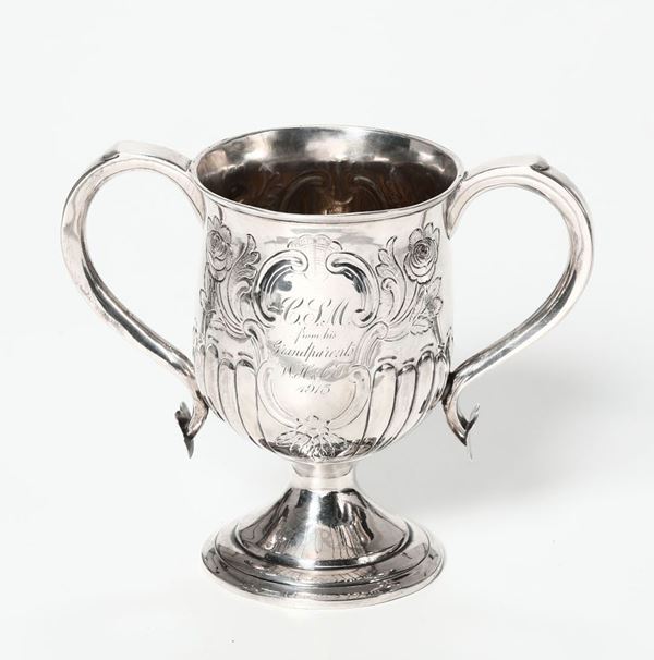 Coppa biansata in argento fuso, sbalzato e cesellato. Inghilterra prima metÃ  XX secolo