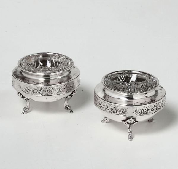 Coppia di saliere in argento fuso e cesellato. Coppe in cristallo molato. Francia XIX-XX secolo