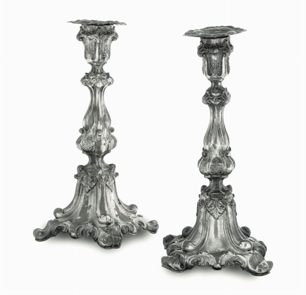 Coppia di candelieri in argento cesellato. Apparentemente privi di punzonatura. Probabile manifattura austro ungarica, fine del XIX secolo