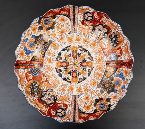 Piatto in porcellana Imari con decoro floreale entro riserve, Giappone, periodo Meiji, fine XIX secol [..]