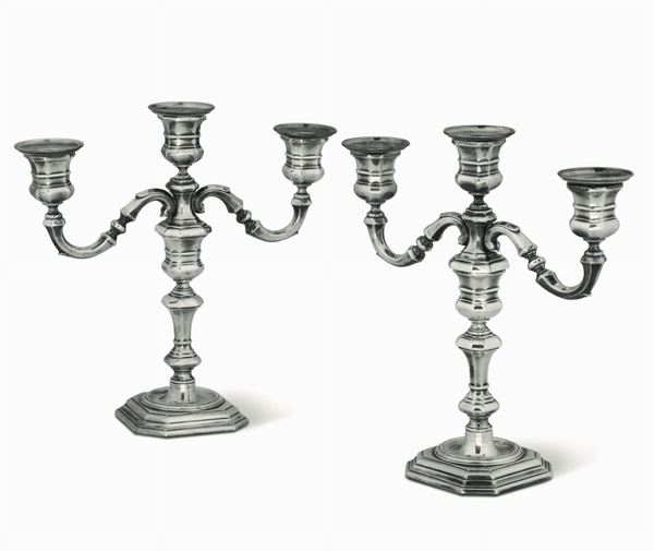 Coppia di candelabri a tre fiamme in argento. Argenteria artistica italiana, argentiere alessandrino non identificato, seconda metÃ  del XX secolo