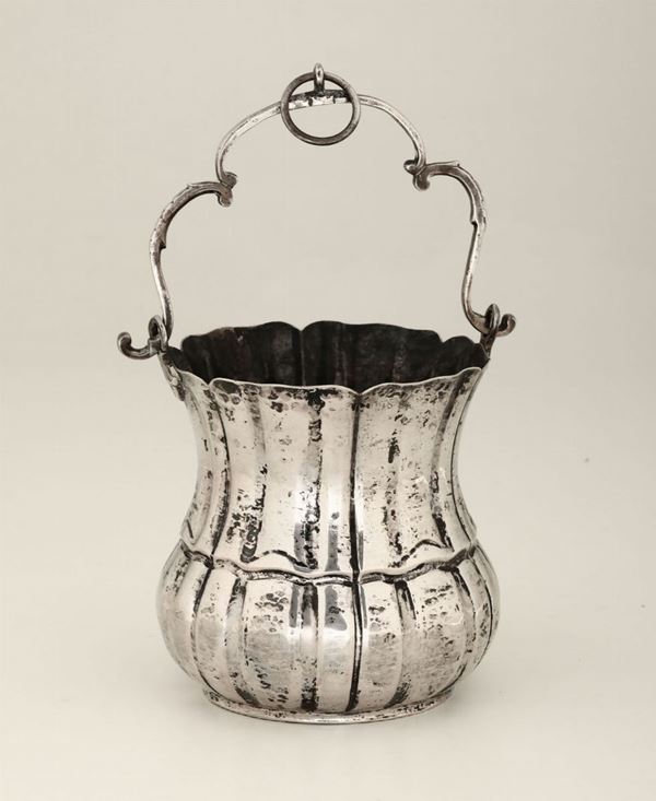 Secchiello in argento fuso e sbalzato. Bolli ad imitazione dellâ€™argenteria napoletana del XVIII secolo