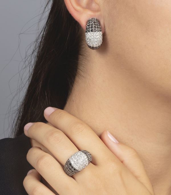 Demi-parure composta da anello ed orecchini con pavÃ© di diamanti bianchi e neri