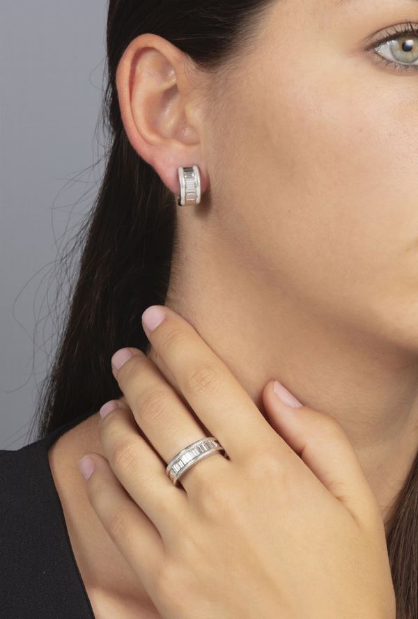 Demi-parure composta da anello ed orecchini con diamanti taglio baguette