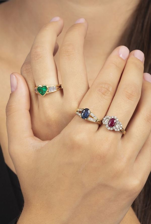 Lotto composto da anello con rubino, anello con zaffiro ed anello con smeraldo taglio cuore