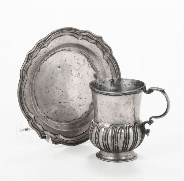 Brocca e piatto in argento in stile antico, bolli di fantasia, XX secolo
