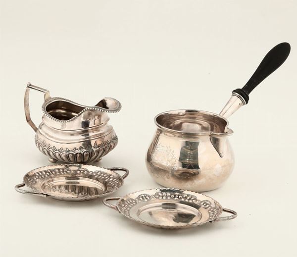 Lotto di quattro oggetti in argento. Inghilterra XIX-XX secolo