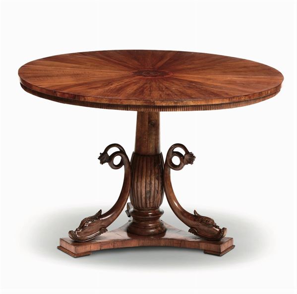 Tavolo circolare in legno intagliato e impiallacciato, XIX secolo