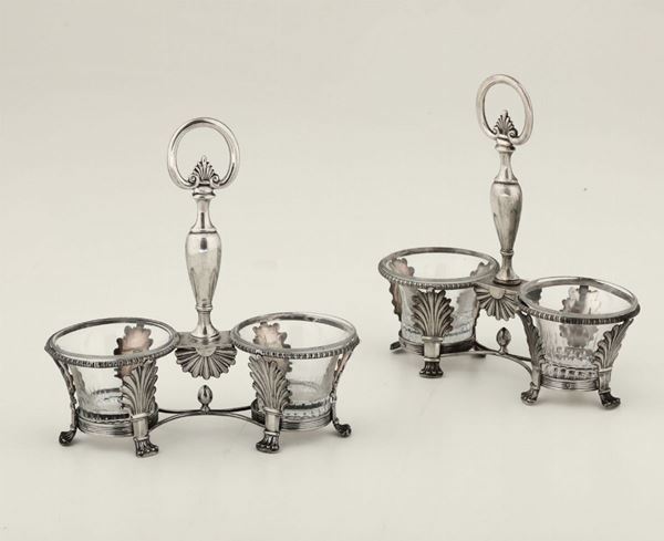 Lotto di due saliere in argento fuso, sbalzato e cesellato; vetro. Francia XIX secolo. Marchio del titolo