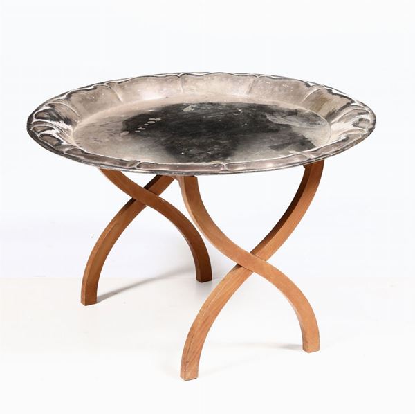 Tavolino in legno con piano in metallo argentato, XX secolo