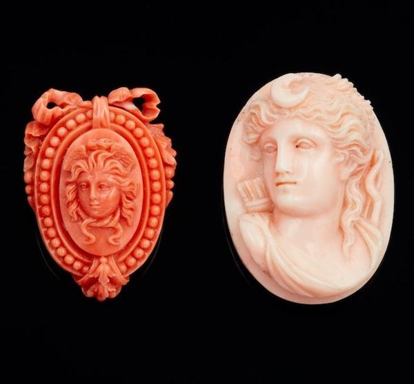 Due cammei raffiguranti la Dea Diana e Medusa, uno in corallo rosa chiaro ed uno in corallo rosa scuro