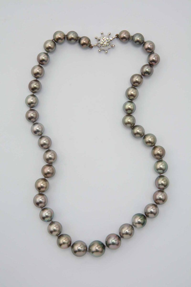 Collana di perle grigie scalari  - Asta Fine and Coral Jewels - Cambi Casa d'Aste [..]
