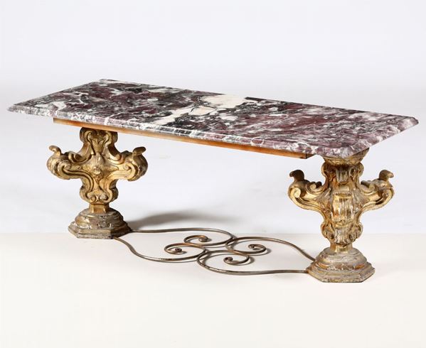 Tavolo in legno intagliato e dorato con piano in marmo, XIX secolo