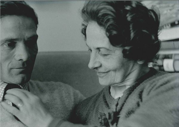 Vittorio La Verde Pasolini con la madre nella casa di via Europa