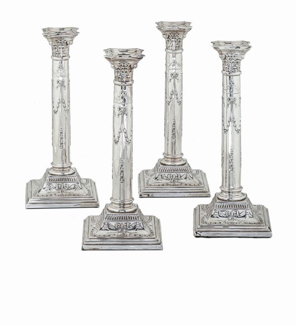 Set in argento sterling composto da quattro candelabri in stile neoclassico corinzio. Bolli Londra 1795  [..]