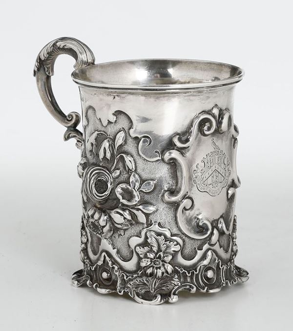 Coppa in argento sbalzato con decoro floreale, Londra XX secolo