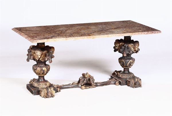 Tavolino con piano in marmo e gambe in legno intagliato e dipinto, elementi antichi