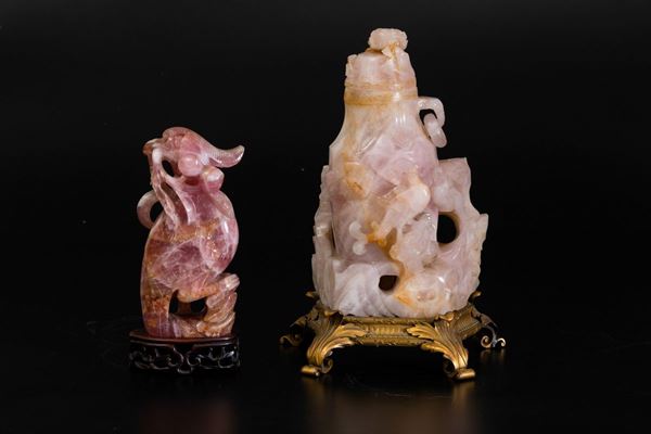 Lotto composto da vaso con coperchio e decoro naturalistico a rilievo e da figura di volatile scolpiti in quarzo rosa, Cina