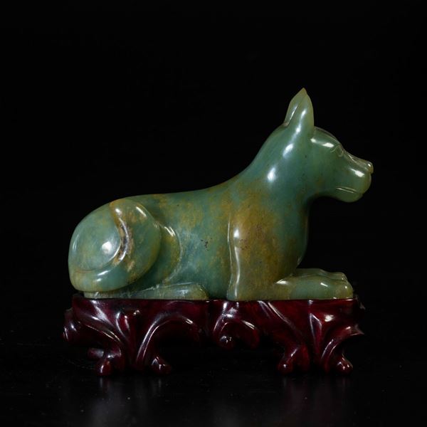 Figura di cane scolpito in giada verde, Cina, Dinastia Qing, XIX secolo