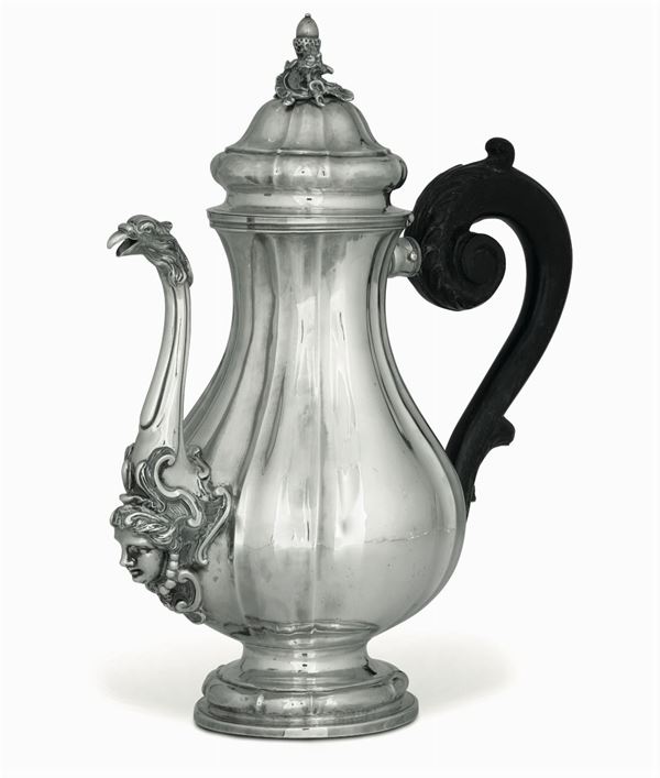 Importante caffettiera in argento fuso, sbalzato. Roma 1750-1760, argentiere Lorenzo Petroncelli