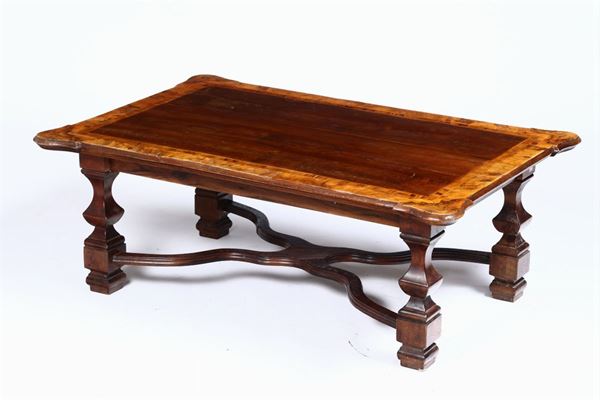 Tavolino basso in legno, XIX secolo