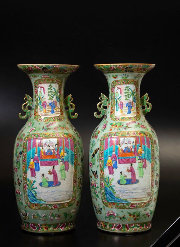 Coppia di vasi a doppia ansa in porcellana Famiglia Rosa con scene di vita di corte e decori con farfalle,  [..]