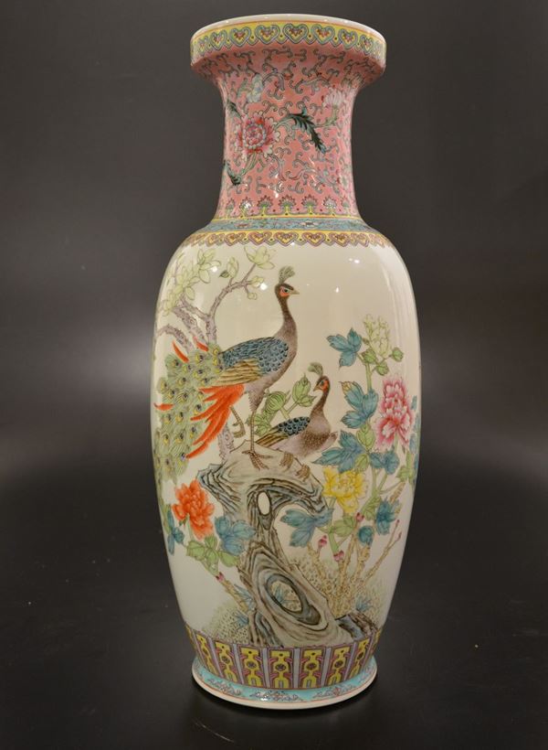 Vaso in porcellana a smalti policromi raffigurante pavoni con iscrizione e decoro floreale, Cina, XX  [..]