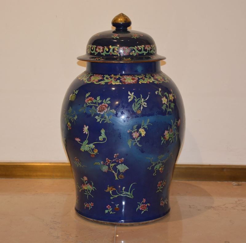 Grande potiche con decoro floreale su fondo blu poudrÃ¨, Cina, inizio XIX secolo  - Asta Arte Orientale - Cambi Casa d'Aste