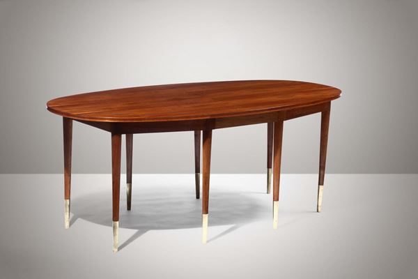 Tavolo ovale con struttura e piano in legno, puntali in ottone.
