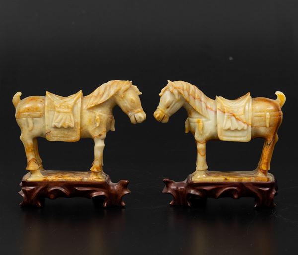 Coppia di cavalli scolpiti in saponaria, Cina, XX secolo