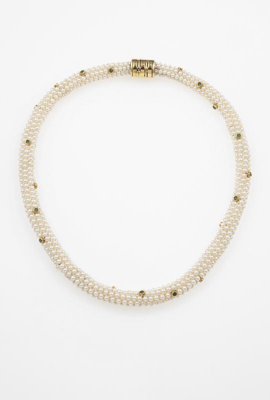 Collana di perle con piccoli smeraldi