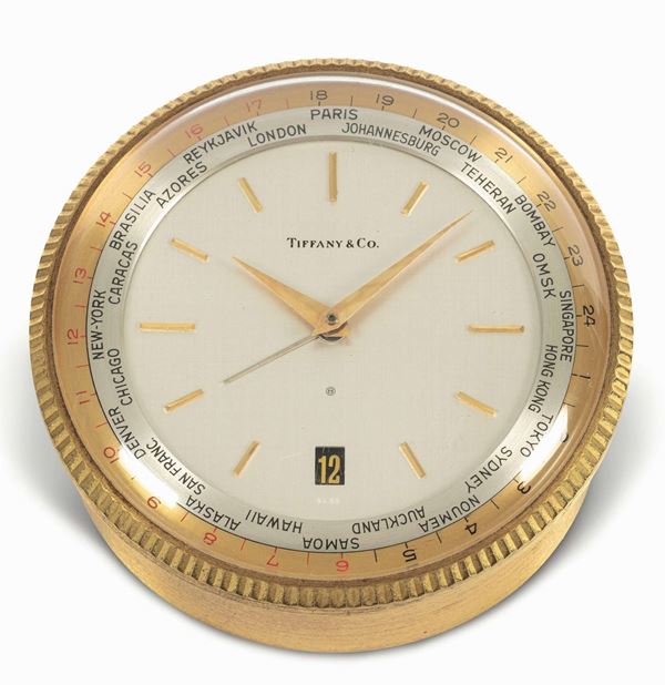 TIFFANY & CO. - Orologio da tavolo Ore del mondo in ottone con data al 6 e indici.