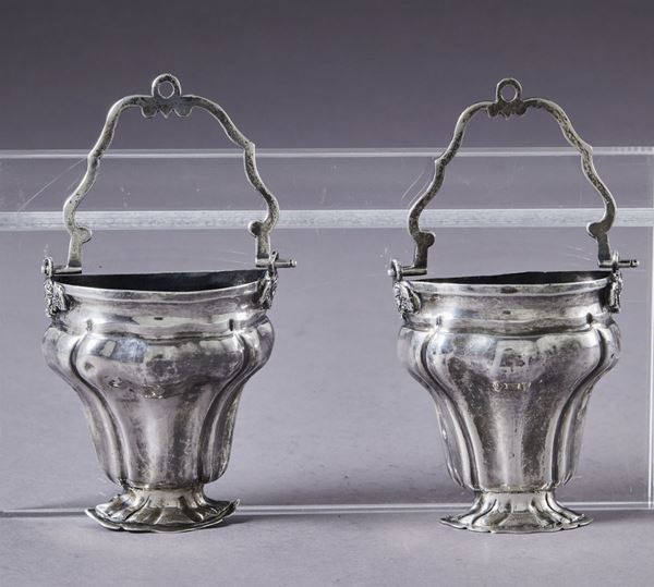 Coppia di acquasantiere in argento. Manifattura del XIX-XX secolo