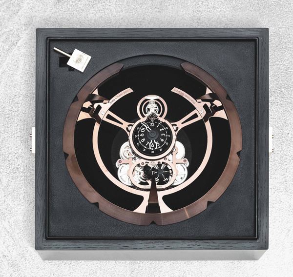 L'EPEE 1839 - Affascinante orologio da tavolo in acciaio finitura bronzo con ruotismi palladiati con movimento a vista. Doppia secondiera retrogradante e indicatore di riserva di carica. Riserva di carica di 40 giorni.