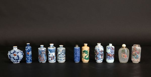 Collezione di undici snuff bottles in porcellana policroma e vetro dipinto, Cina, Dinastia Qing, XIX e XX secolo