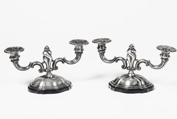 Coppia di candelabri in argento a due bracci. Manifattura italiana del XX secolo