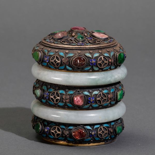 Porta thè in filigrana d’argento con smalti, innesti di pietre dure e profili in giadeite, Cina, Dinastia Qing, XIX secolo