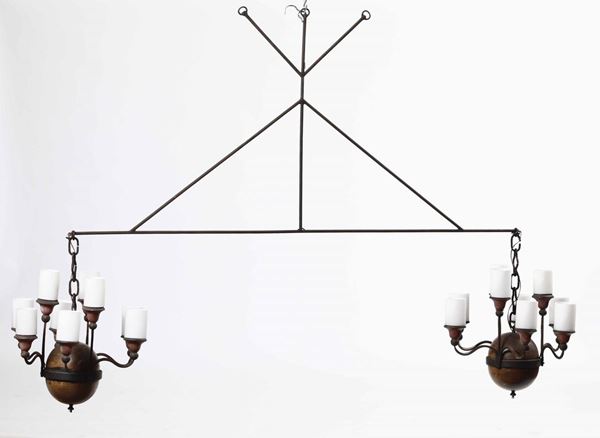 Struttura in metallo con due lampadari in legno a nove luci in stile olandese