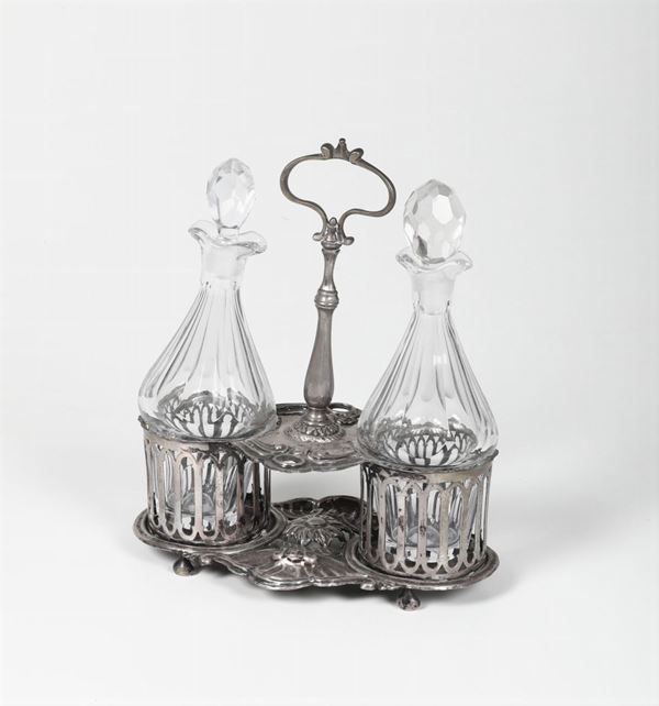 Oliera in argento sbalzato, cesellato e traforato; ampolle in vetro incolore. Venezia, XVIII secolo. Bolli non identificati.