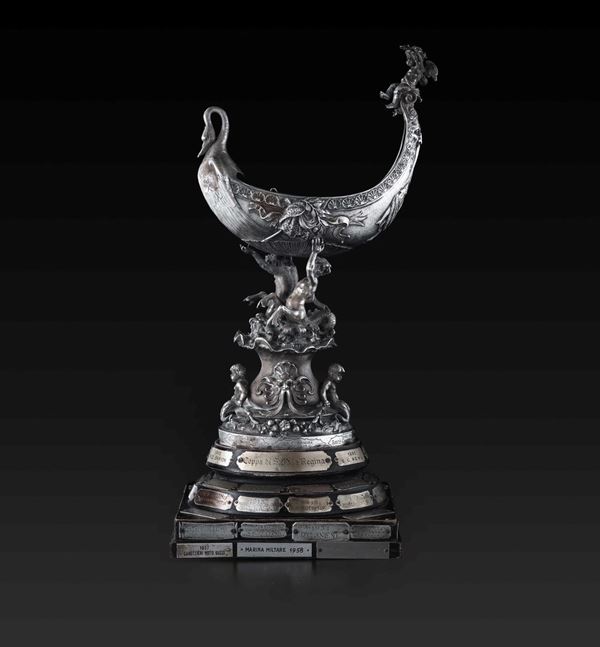Trofeo remiero Coppa di S.M. la Regina Argento fuso e cesellato. Base in legno sagomato, tornito ed ebanizzato.