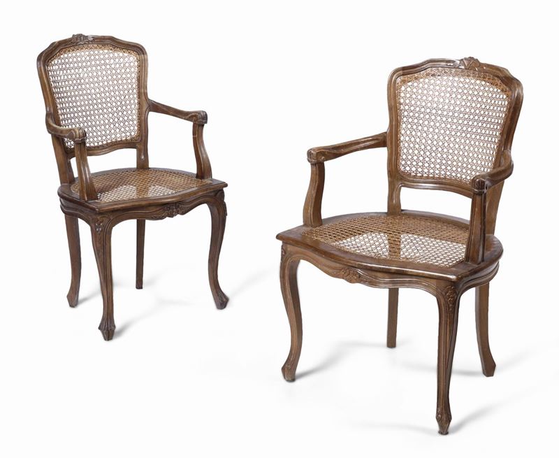 Due poltroncine in legno intagliato con seduta e schienale in cannetè, XX secolo  - Asta Antiquariato Settembre | Cambi Time - Cambi Casa d'Aste