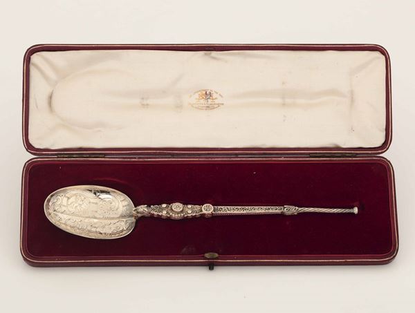 Cucchiaio da commemorazione in argento fuso e cesellato. Londra 1902. Argentiere Goldsmoths & Silversmiths
