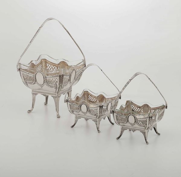 Gruppo di tre cestini in argento fuso, traforato, cesellato e contenitori in vetro sagomato. Germania inizi XX secolo