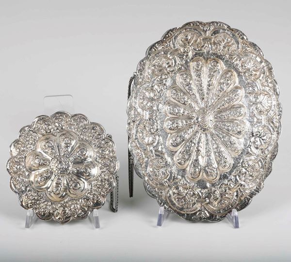 Lotto di due di specchi rivestiti in argento fuso e cesellato. Turchia o India XX secolo