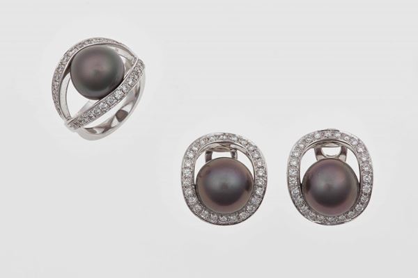 Demi-parure composta da anello ed orecchini con perle e diamanti