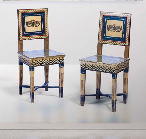 Coppia di sedie in legno laccato con decori Retour d'Egypte, fine XIX secolo