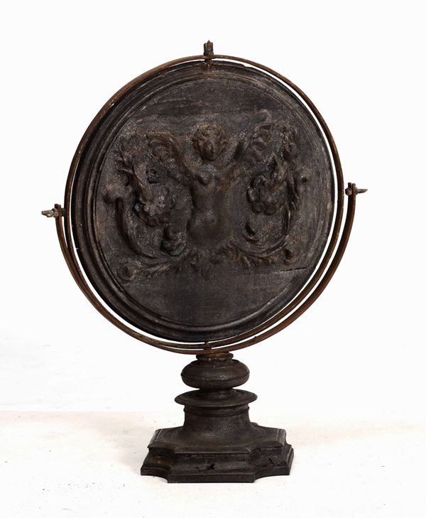 Specchio convesso basculante in legno intagliato con figura di donna alata