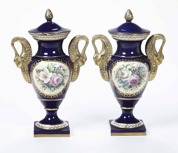 Coppia di vasi con coperchi XX secolo