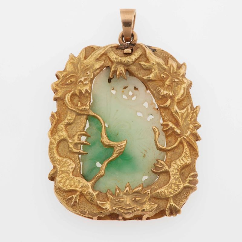 Carved jada and gold pendant  - Auction Fine and Coral Jewels - Cambi Casa d'Aste [..]